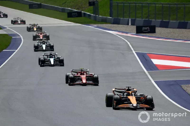 Oscar Piastri, MCL38 McLaren, Carlos Sainz, Ferrari SF-24, George Russell, Mercedes F1 W15