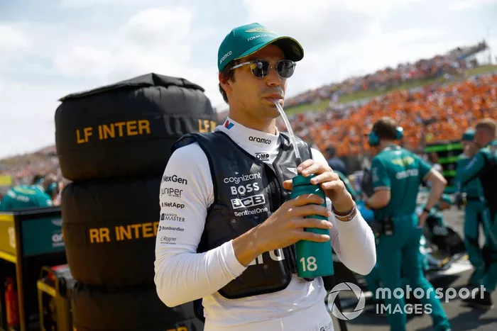 Lance Stroll, Aston Martin F1 Team, en la parrilla de salida