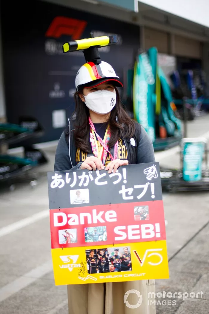 A Sebastian Vettel, Aston Martin, fan 