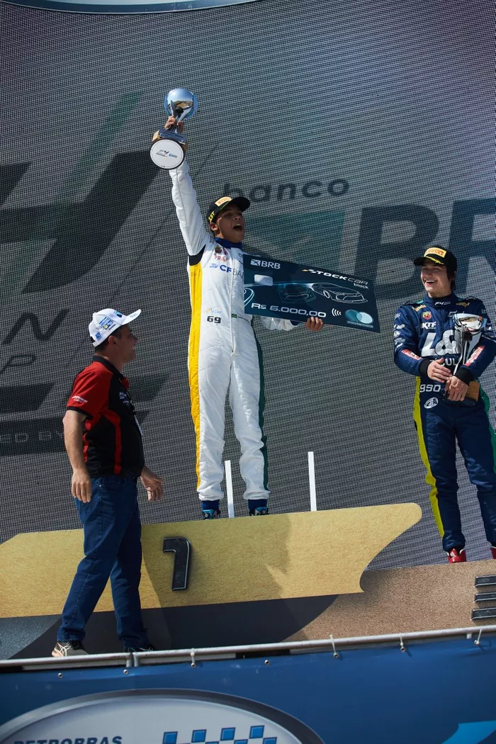 Pedro Clerot comemora vitória na corrida 1