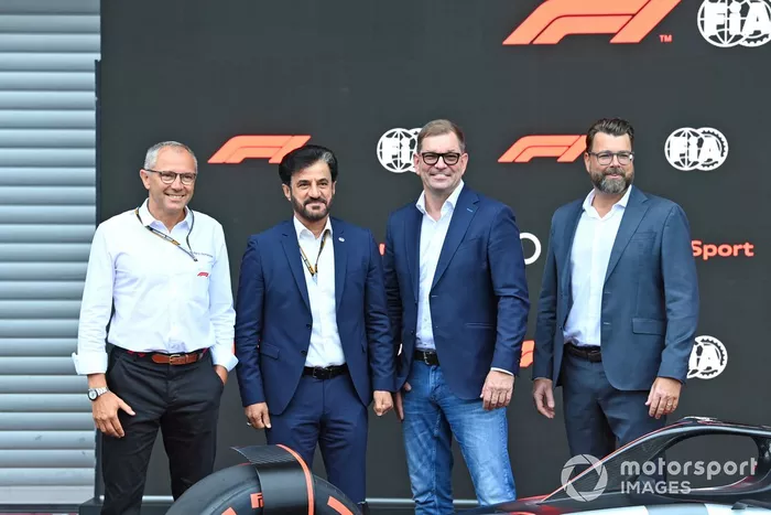 Stefano Domenicali, CEO de la Fórmula 1, Mohammed bin Sulayem, Presidente de la FIA, y el concept de Audi Sport F1