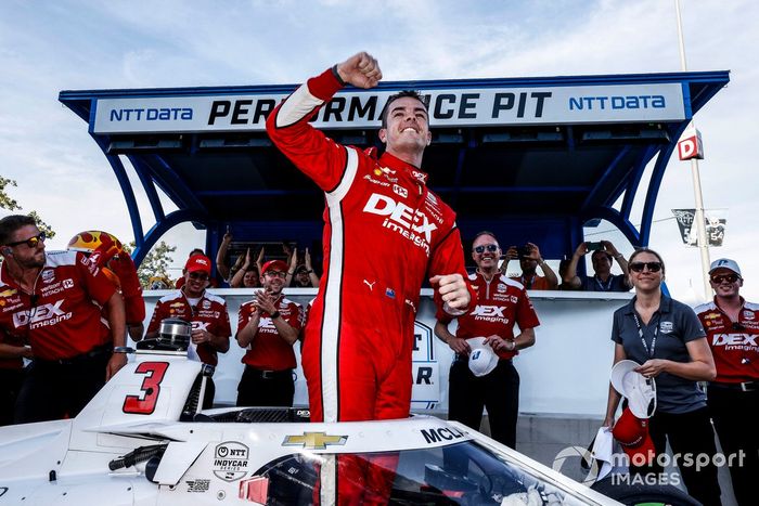 El ganador del premio NTT P1, Scott McLaughlin, del equipo Penske Chevrolet, celebra su pole position