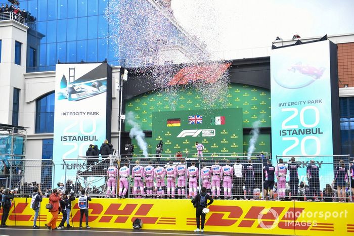 Podio: ganador y campeón del mundo Lewis Hamilton, Mercedes-AMG F1, segundo lugar Sergio Pérez, Racing Point, y tercer lugar Sebastián Vettel, Ferrari