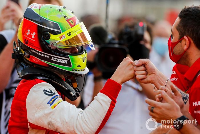 El campeón de F2 Mick Schumacher, Prema Racing celebra en Parc Ferme 