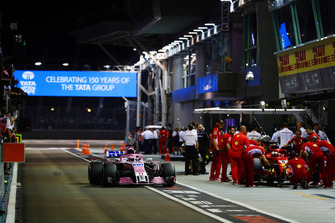 Sergio Perez, Racing Point Force India VJM11 e Sebastian Vettel, Ferrari SF71H, ai box