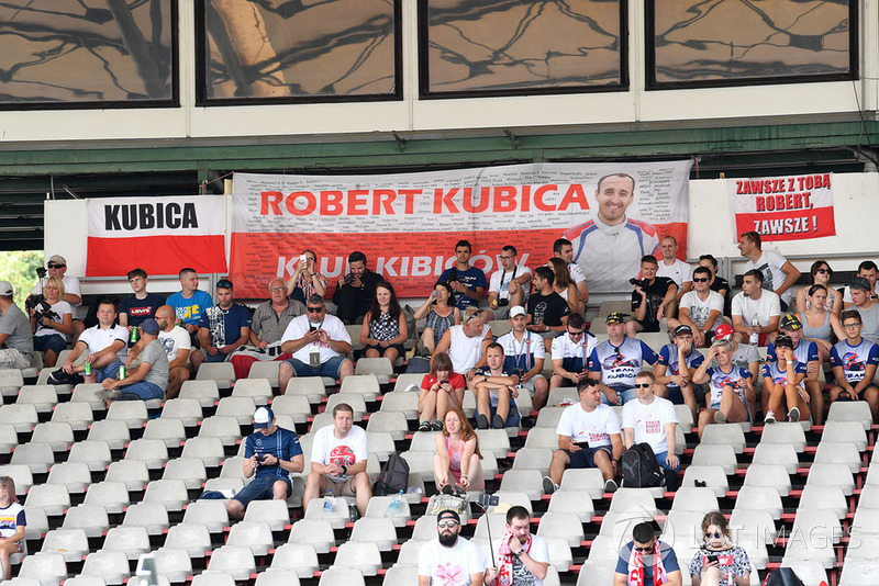 Tifosi con striscioni per Robert Kubica, Williams