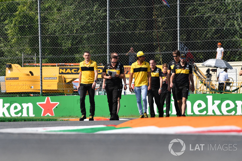 Carlos Sainz Jr., Renault Sport F1 Team ispeziona il circuito