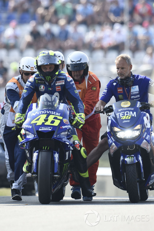 Валентино Россі, Yamaha Factory Racing, повертається до боксів після відмови мотоцикла на початку першої практики