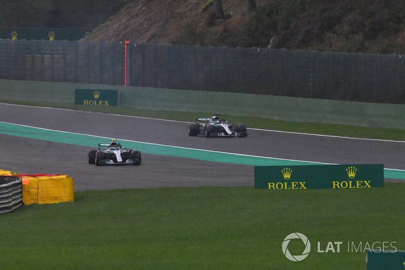 Valtteri Bottas, Mercedes AMG F1 W09 en tête à queue alors que Lewis Hamilton, Mercedes AMG F1 W09 passe