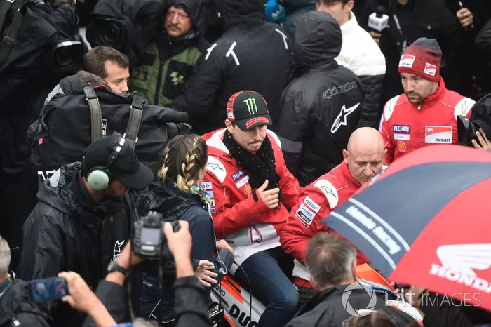 Jorge Lorenzo, Ducati Team, saliendo de la reunión de seguridad