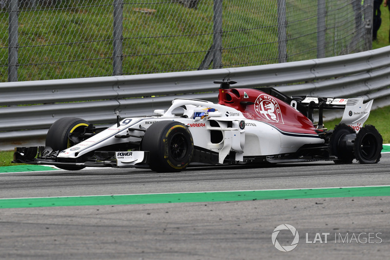 Marcus Ericsson, Alfa Romeo Sauber C37 with rear puncture and damage on lap one