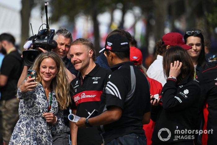 Valtteri Bottas, Alfa Romeo F1 Team, se hace un selfie con un aficionado 