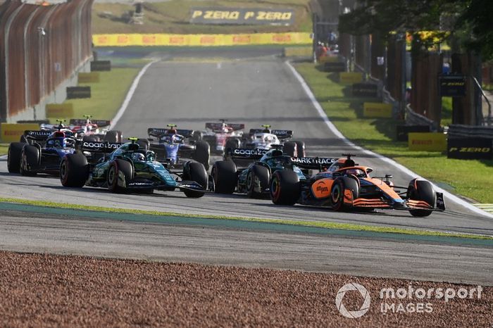 Daniel Ricciardo, McLaren MCL36, Sebastian Vettel, Aston Martin AMR22, Lance Stroll, Aston Martin AMR22, Alex Albon, Williams FW44, el resto de la parrilla en la salida del Sprint