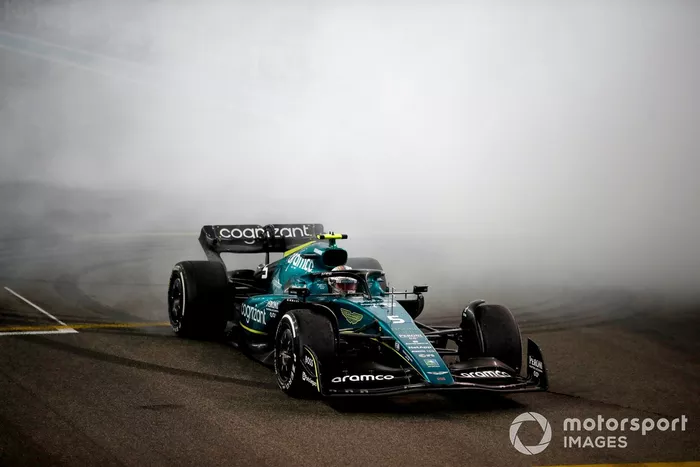 Sebastian Vettel, Aston Martin AMR22, realiza donuts en la parrilla al final de la carrera