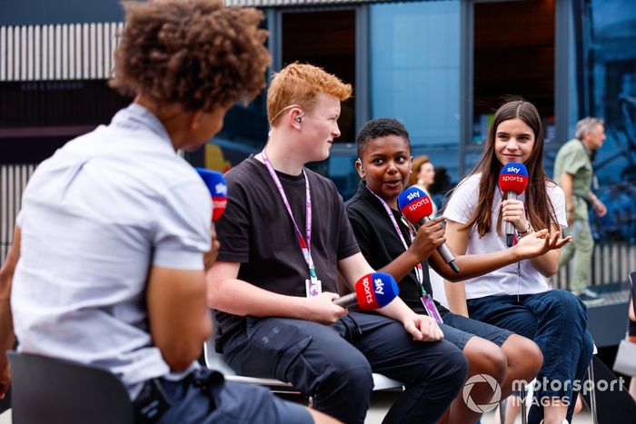 Radzi Chinyanganya, en el extremo izquierdo, con los jóvenes presentadores de Sky. De izquierda a derecha: Braydon Bent, Karter Zac y Scarlett Archer.