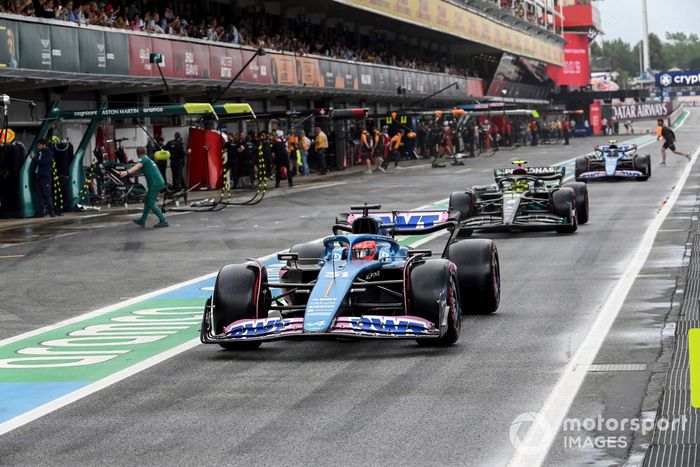 Esteban Ocon, Alpine A523, Lewis Hamilton, Mercedes F1 W14, Pierre Gasly, Alpine A523, en boxes