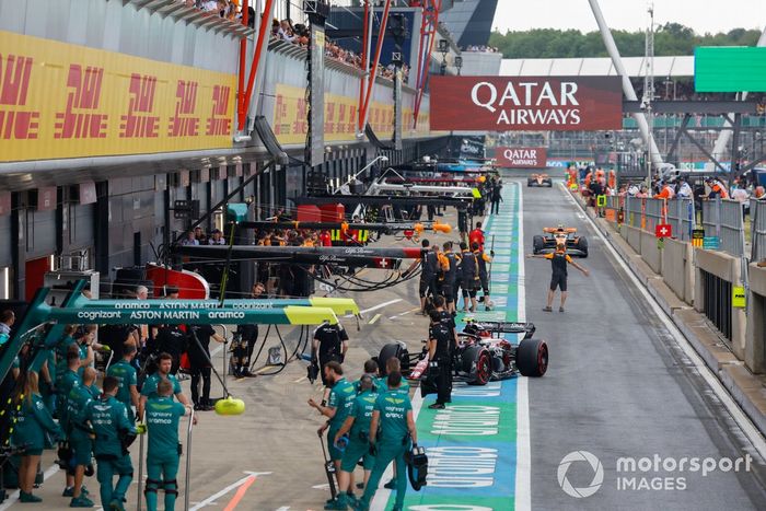 Zhou Guanyu, Alfa Romeo C43, en boxes