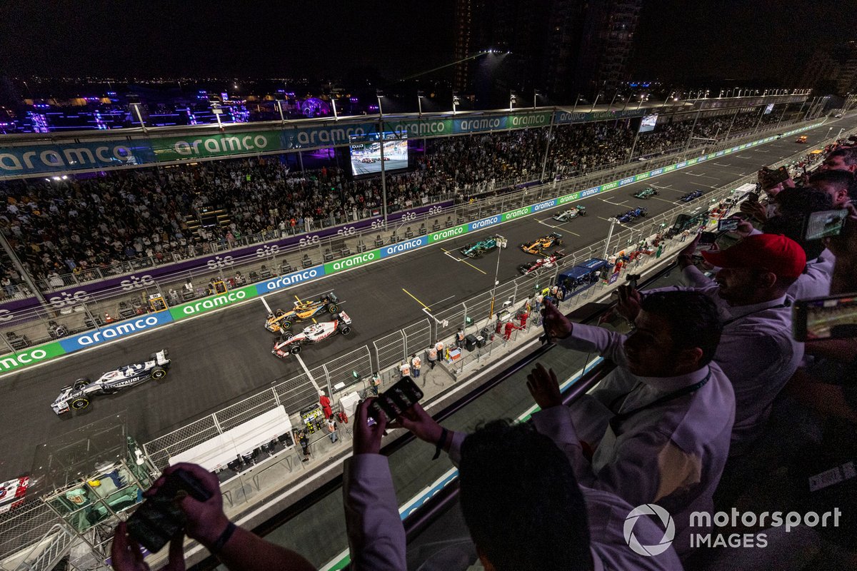 Pierre Gasly, AlphaTauri AT03, Kevin Magnussen, Haas VF-22, Lando Norris, McLaren MCL36, at the start