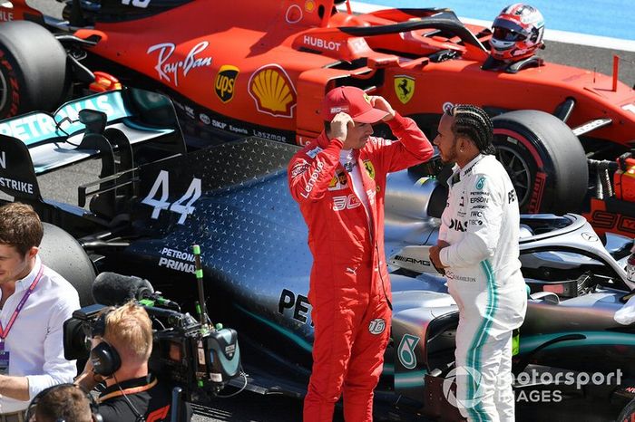 Charles Leclerc, Ferrari con el ganador de la pole Lewis Hamilton, Mercedes AMG F1