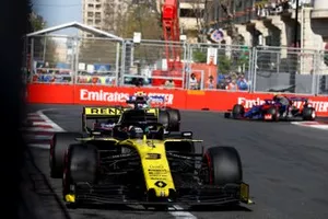 Daniel Ricciardo, Renault R.S.19, voor Lance Stroll, Racing Point RP19, en Alexander Albon, Toro Rosso STR14