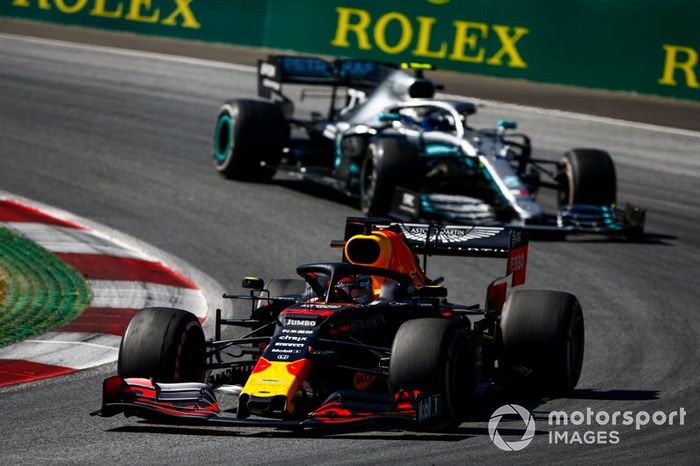 Max Verstappen, Red Bull Racing RB15, precede Valtteri Bottas, Mercedes AMG W10