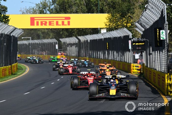 Max Verstappen, Red Bull Racing RB20, Carlos Sainz, Ferrari SF-24, Lando Norris, McLaren MCL38, Charles Leclerc, Ferrari SF-24, Oscar Piastri, McLaren MCL38, el resto de la parrilla en la primera vuelta.