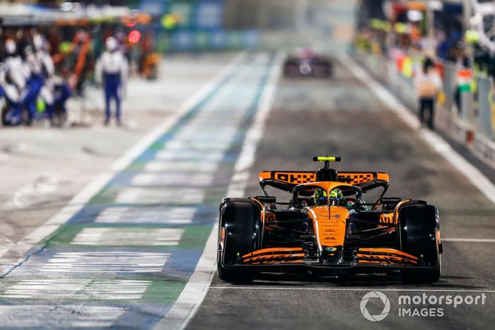 Lando Norris, McLaren MCL38, en boxes