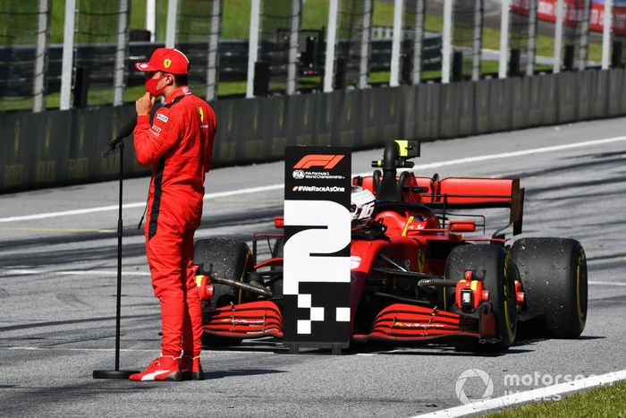 Charles Leclerc, Ferrari, habla con los medios después de la carrera