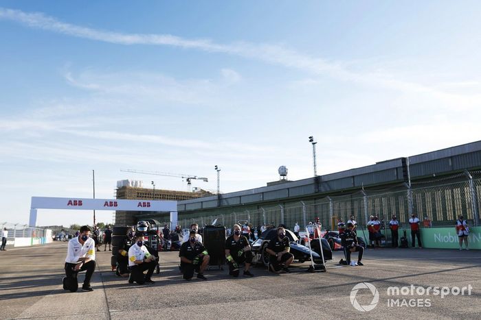 Nyck De Vries, Mercedes Benz EQ, EQ Silver Arrow 01 takes a knee on the grid with his crew