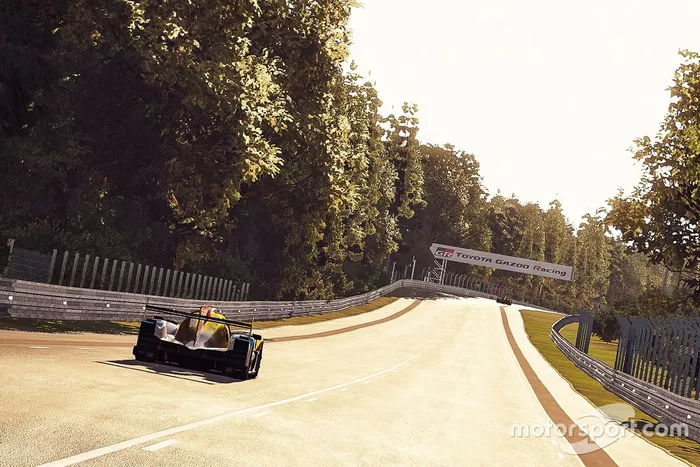 Acciones en la pista al atardecer