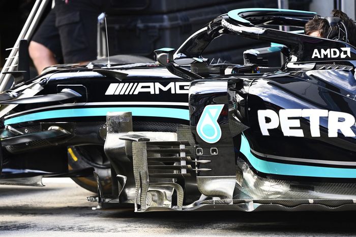 Detalle del bargeboard del Mercedes W12