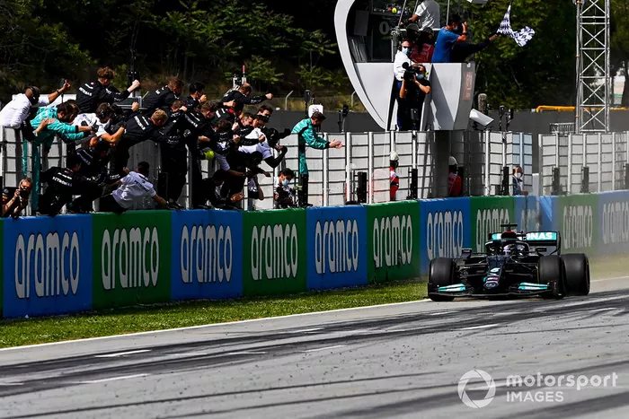 Ganador Lewis Hamilton, Mercedes W12 cruza la meta