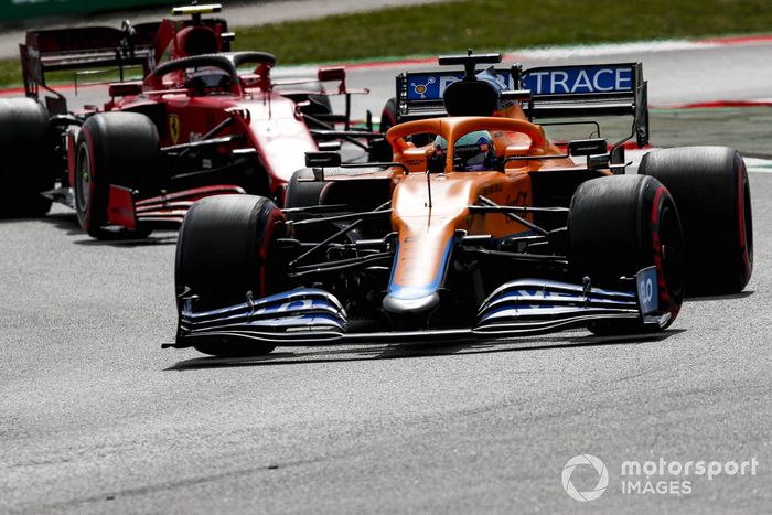 Daniel Ricciardo, McLaren MCL35M, Carlos Sainz Jr., Ferrari SF21