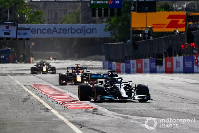 Lewis Hamilton, Mercedes W12, Max Verstappen, Red Bull Racing RB16B, e Sergio Perez, Red Bull Racing RB16B