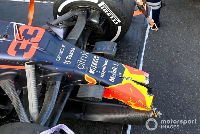 Daños en el coche de Max Verstappen, el RB16B de Red Bull Racing tras el accidente