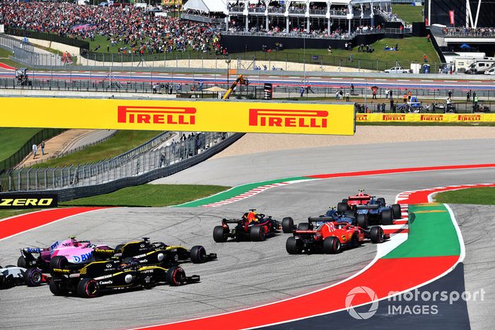 Kimi Raikkonen, Ferrari SF71H y Lewis Hamilton, Mercedes-AMG F1 W09 en la salida