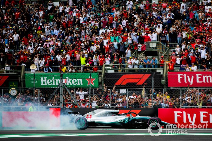 Lewis Hamilton, Mercedes AMG F1 W09 EQ Power +, realiza donas después de asegurar su quinto título mundial de pilotos