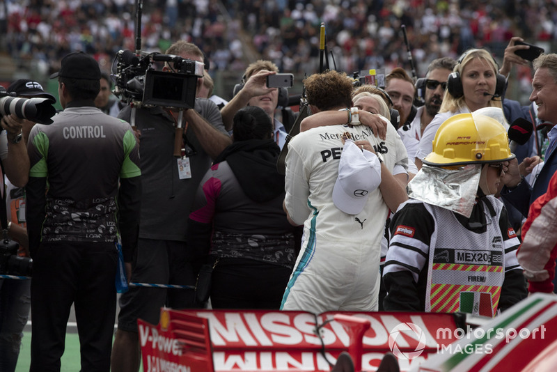 Lewis Hamilton, Mercedes AMG F1 y Angela Cullen, PA, fisio y entrenadora celebran en el parque.