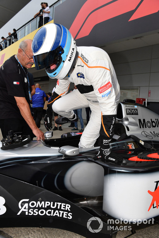Mika Häkkinen pilote la McLaren MP4/13 à Suzuka