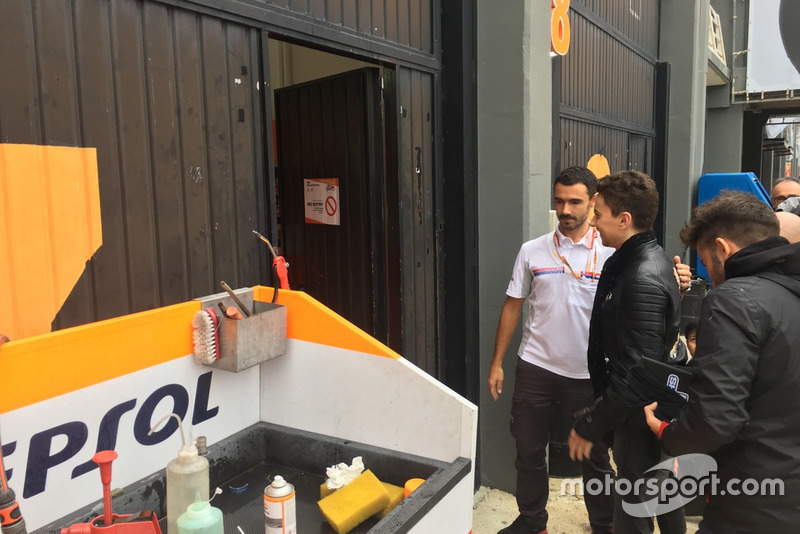 Jorge Lorenzo loopt voor het eerst de pitbox van Honda binnen