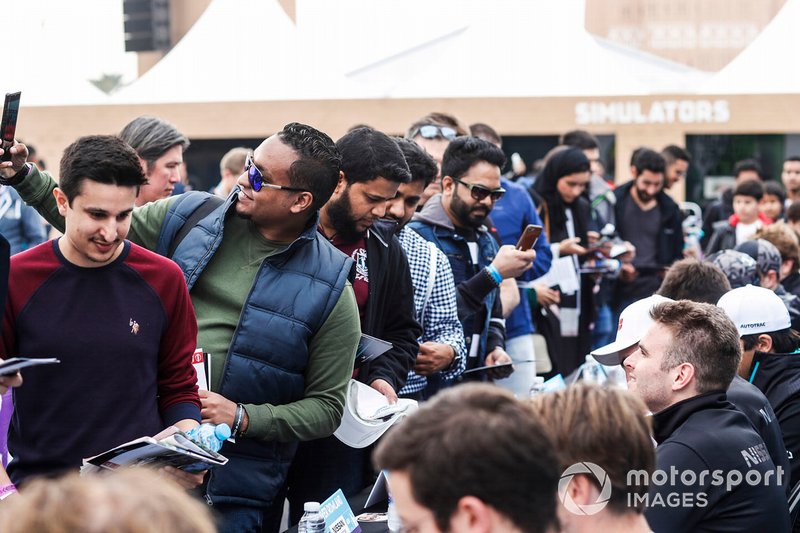 A fan takes a selfie with Oliver Rowland, Nissan e.Dams at the autograph session