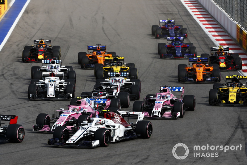 Charles Leclerc, Sauber C37, Esteban Ocon, Racing Point Force India VJM11, Sergio Perez, Racing Point Force India VJM11, Sergey Sirotkin, Williams FW41, Marcus Ericsson, Sauber C37, Carlos Sainz Jr., Renault Sport F1 Team R.S. 18, Nico Hulkenberg, Renault Sport F1 Team R.S. 18, Fernando Alonso, McLaren MCL33, y el resto del grupo