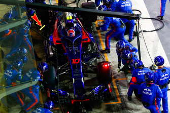Pierre Gasly, Scuderia Toro Rosso STR13, in the pits