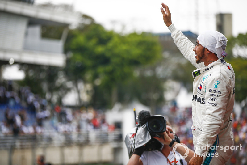 Lewis Hamilton, Mercedes AMG F1, festeggia la vittoria nel parco chiuso