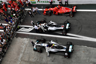Valtteri Bottas, Mercedes AMG F1, Lewis Hamilton, Mercedes AMG F1 et Sebastian Vettel, Ferrari dans le Parc Fermé