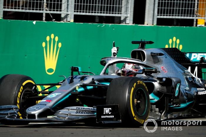 Ganador Lewis Hamilton, Mercedes AMG F1 cruza la meta