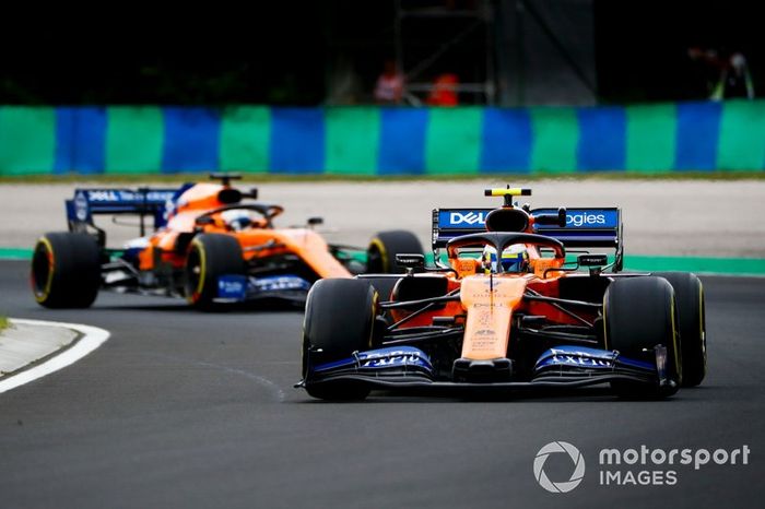 Lando Norris, McLaren MCL34, y Carlos Sainz Jr., McLaren MCL34