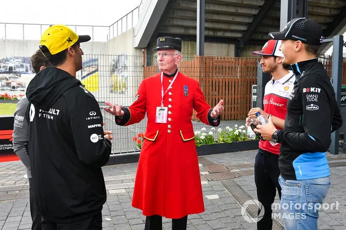 Daniel Ricciardo, Renault F1 Team, Lando Norris, McLaren, Antonio Giovinazzi, Alfa Romeo Racing y George Russell, Williams Racing en el paddock con un jubilado de Chelsea