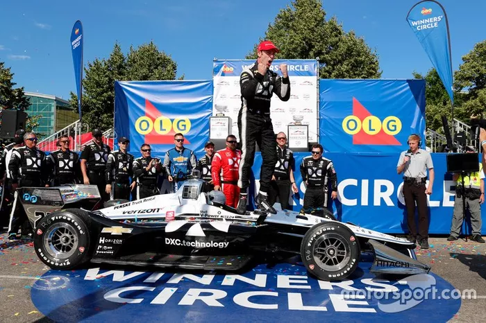 Race Winner Simon Pagenaud, Team Penske Chevrolet