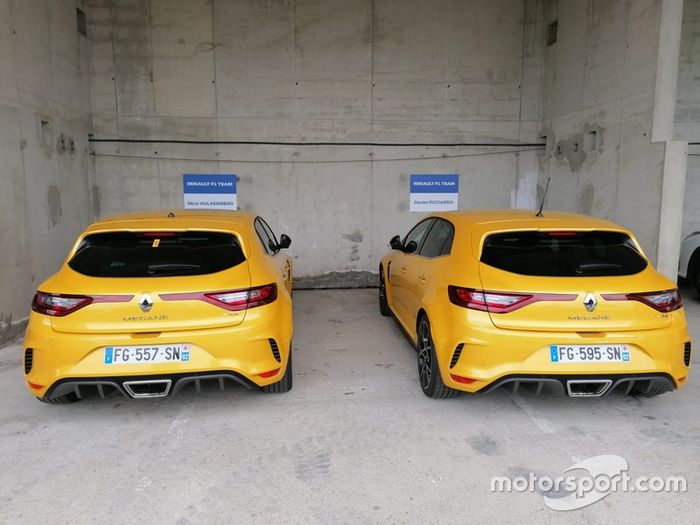 Los coches con los que llegaron los pilotos de Renault a Hungaroring